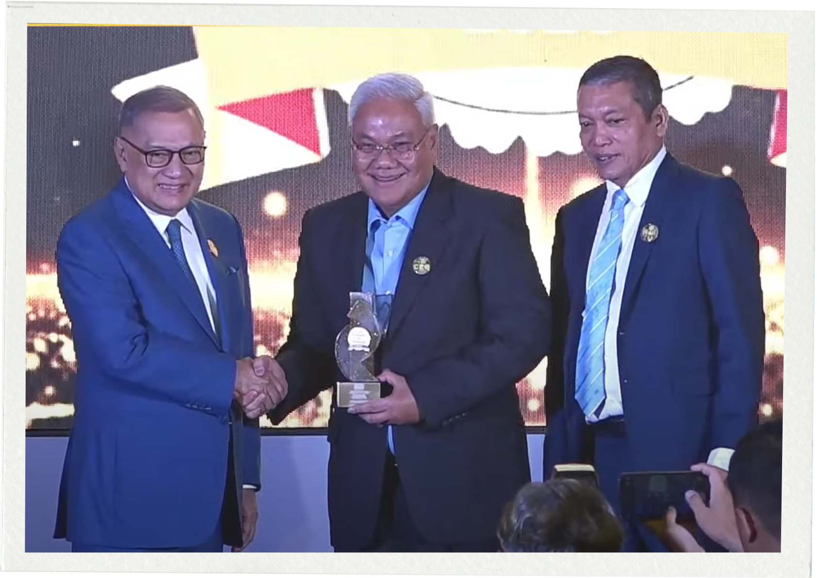 Kinerja Melejit! Dirut Bank Sumsel Babel Raih Top 100 CEO 2023 dan Bankirs of the year