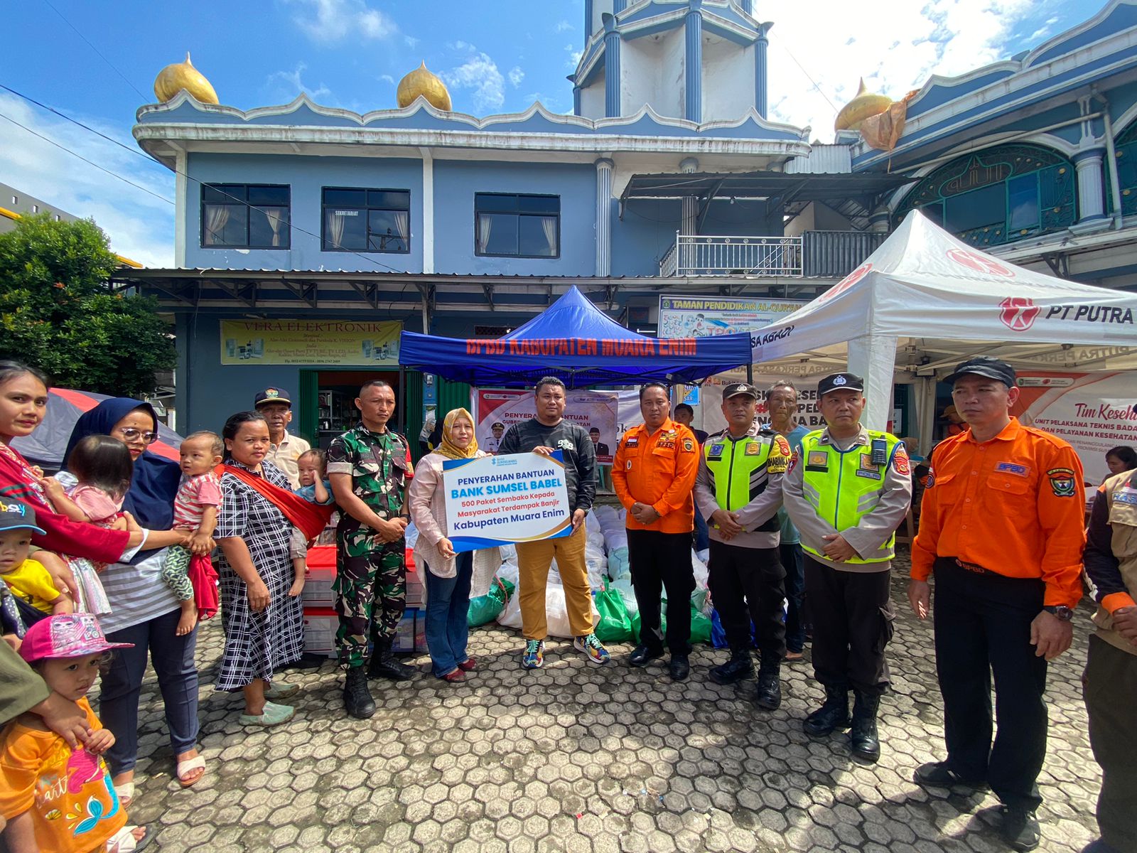 BANK SUMSEL BABEL HELPS FLOOD AFFECTED VICTIMS