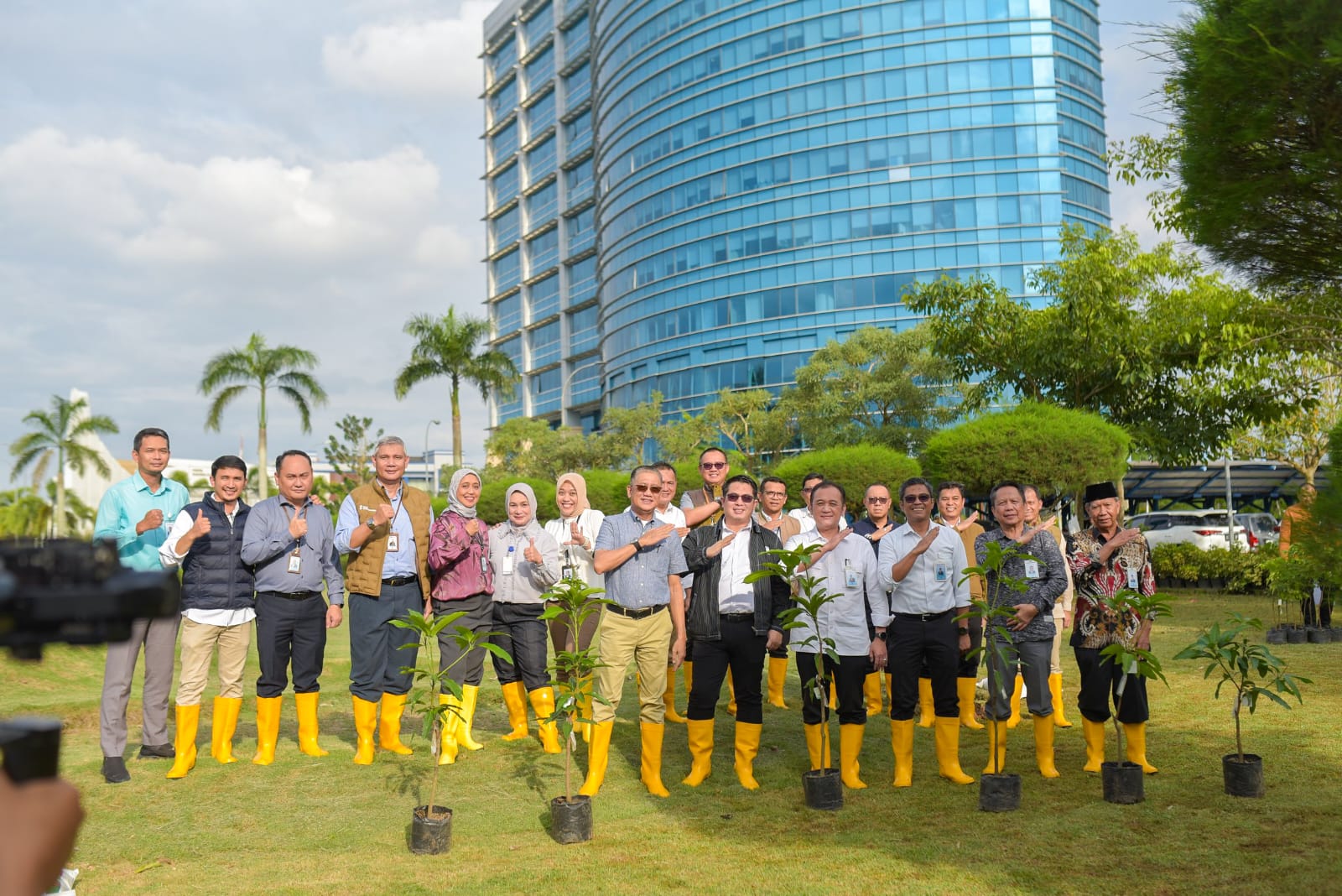 Bank Sumsel Babel Dorong ESG Lewat Program 1 Tree 1 Employee