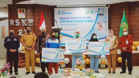 PRESS RELEASE BANK SUMSEL BABEL GIVES CSR ASSISTANCE FOR CATARACT SURGERY FOR SUMSEL COMMUNITIES