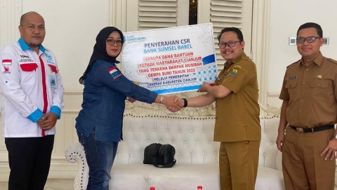 Bank Sumsel Babel hands over aid to victims of the Cianjur Earthquake